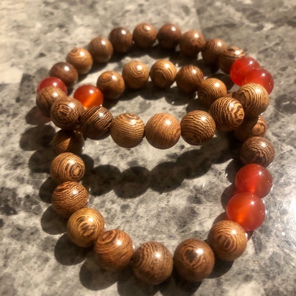 Red Agate & Wood bead Bracelet - Picture 2 of 3